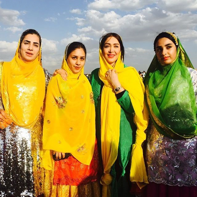عکس سارا منجزی با لباس بختیاری عکس سارا منجزی با لباس بختیاری