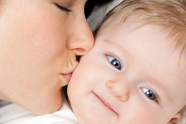 benefits-of-kissing-baby