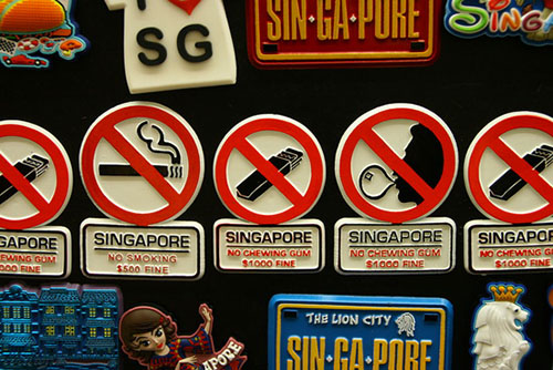 دلیل ممنوعیت قانونی آدامس جویدن در سنگاپور