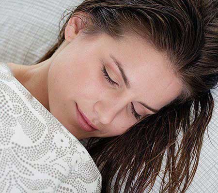 آیا خوابیدن با موهای خیس خطرناک است؟