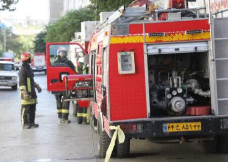 نجات دو خانم از منزل همزمان با مهار آتش‌سوزی خودرو در کاشان