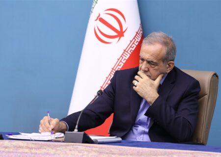 دانشگاهیان، دانشگاه را به محیطی برای حل مسائل کشور تبدیل کنند