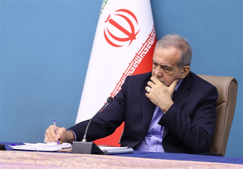 دانشگاهیان، دانشگاه را به محیطی برای حل مسائل کشور تبدیل کنند