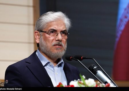 وزیر علوم: اجازه نمی‌دهیم کسی به پرچم ایران اهانت کند