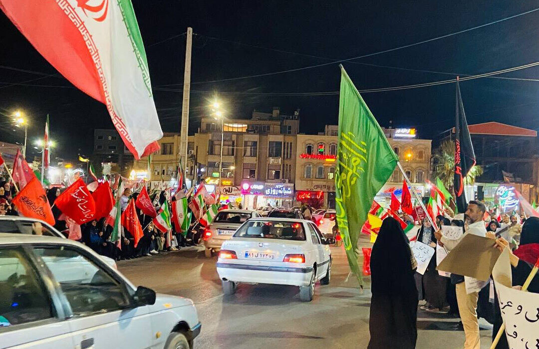 تداوم ایستادگی میدان‌داران کرمانی پای پرچم جمهوری اسلامی ایران