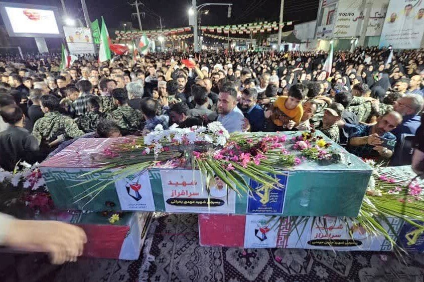 استقبال باشکوه مردم دیر از پیکر سه شهید حملات اخیر دشمن