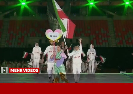 رژه کاروان ورزشی ایران در مراسم افتتاحیه بازی‌های آسیایی ناگویا