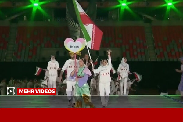 رژه کاروان ورزشی ایران در مراسم افتتاحیه بازیهای آسیایی ناگویا
