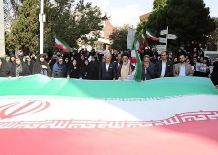 پرچم جمهوری اسلامی، محور وحدت و نماد ایستادگی در برابر بدخواهان است