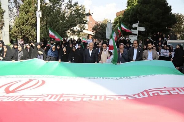 پرچم جمهوری اسلامی، محور وحدت و نماد ایستادگی در برابر بدخواهان است