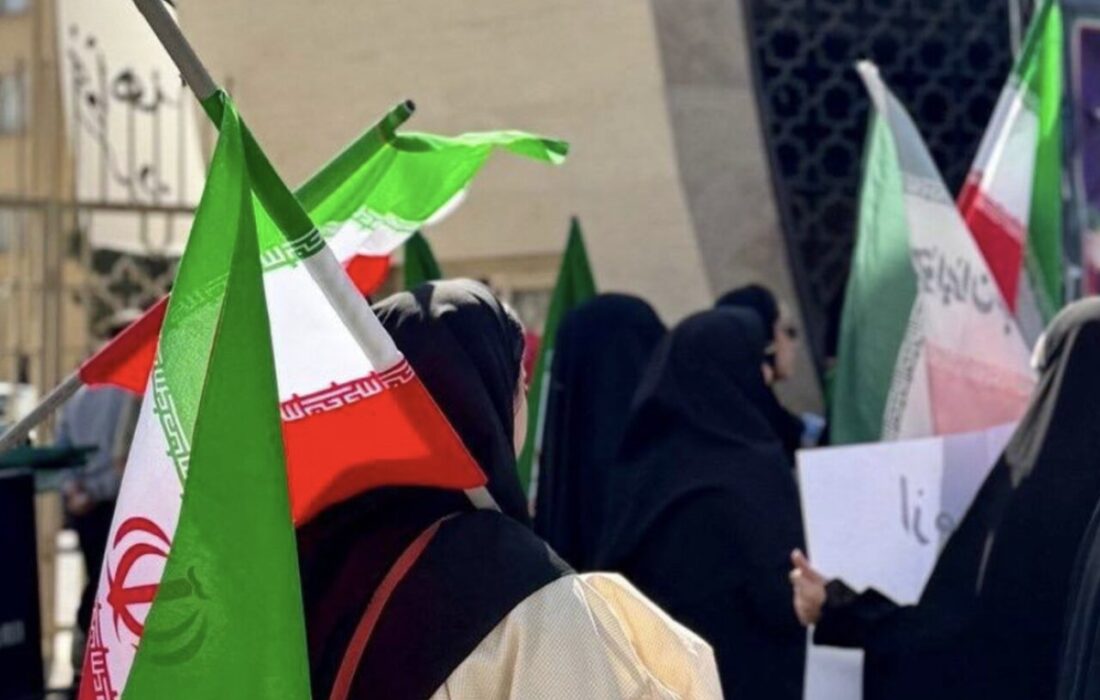 اجتماع دانشجویان دانشگاه آزاد اسلامی مشهد همراه با اهتزاز پرچم