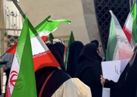 اجتماع دانشجویان دانشگاه آزاد اسلامی مشهد همراه با اهتزاز پرچم