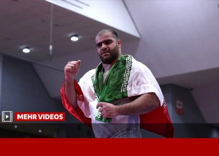 اهدای مدال و پخش سرود ملی پس از قهرمانی میرزازاده