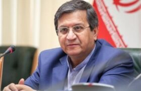 همتی: ارز داریم و می‌فروشیم؛ نرخ فعلی دلار کف بازار نیست