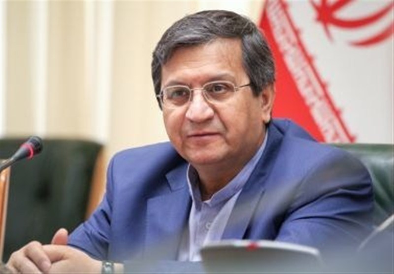 همتی: ارز داریم و می‌فروشیم؛ نرخ فعلی دلار کف بازار نیست