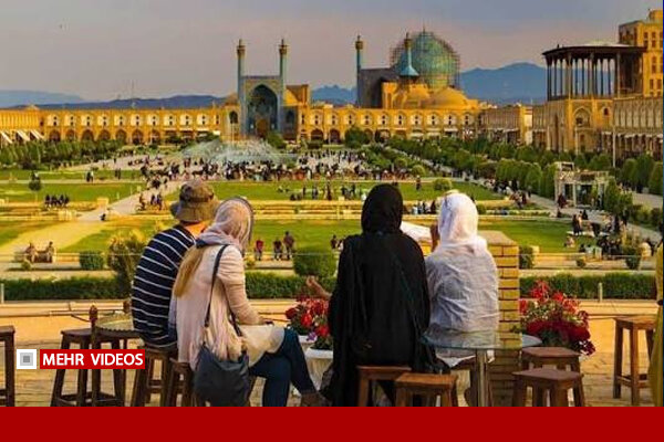 وزیر گردشگری: ایران از پیچ تند عبور می‌کند