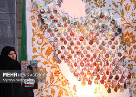 مدال‌هایی به رسم وفاداری؛ اهدای بیش از ۲۰۰ نشان به رهبر انقلاب +فیلم